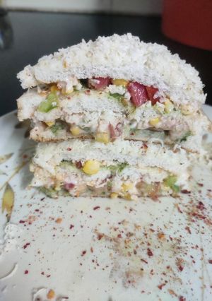 થ્રી લેયર મેયો સેન્ડવીચ (જૈન)(Tri layer jain mayo sandwich recipe in Gujarati) રેસીપી મુખ્ય ફોટો