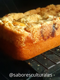 Una foto de Budín con duraznos de estación y crumble + Plus!