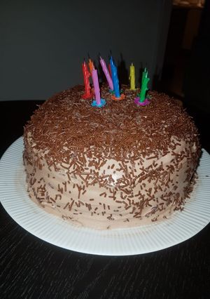 Una foto de Torta de mousse de chocolate rellena de crema con durazno
