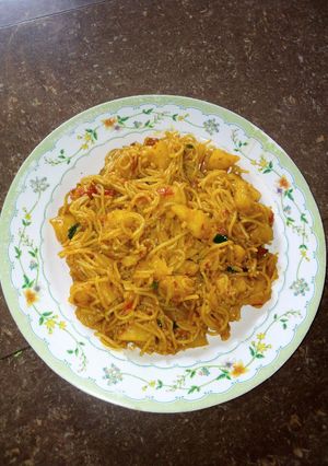 A picture of Supergetti and potatoes.