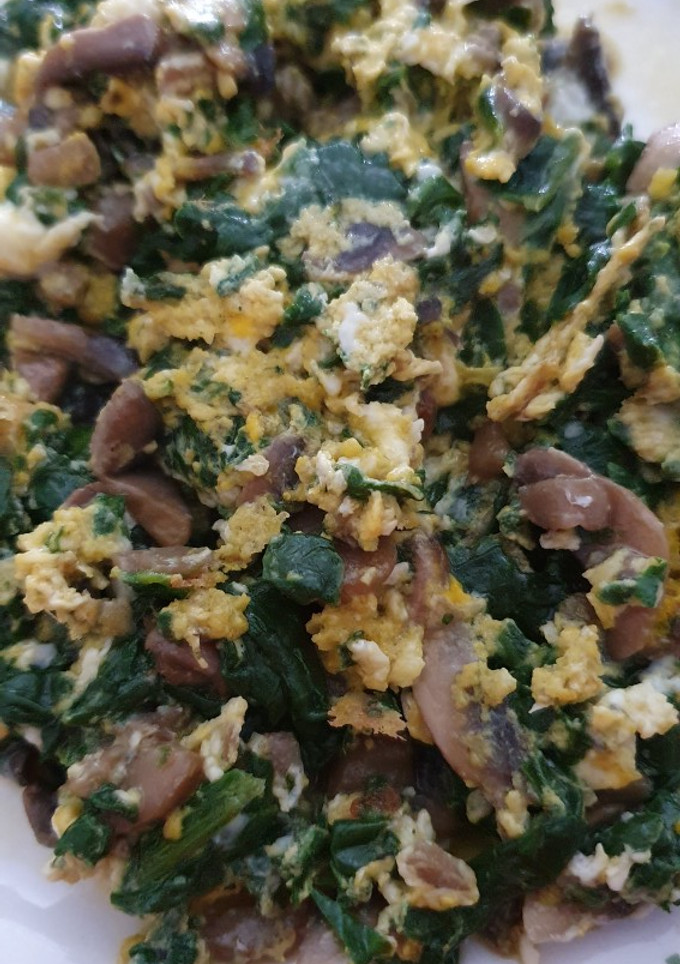 Una foto de Revuelto de espinacas y champiñones 🥬🍄