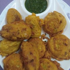 A picture of Aloo ke pakode.