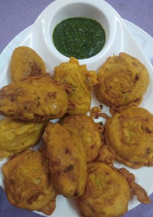 A picture of Aloo ke pakode.