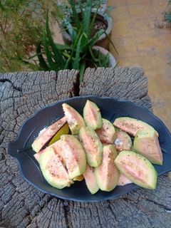 લાલ જામફળ નુ સલાડ (Lal Jamfal Salad Recipe In Gujarati) રેસીપી મુખ્ય ફોટો