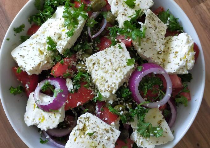 Bauern-Salat mit Sesam und Kapern...auf Griechisch "Choriatiki"