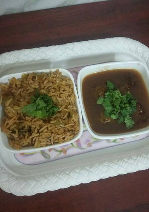A picture of Manchurian and fried rice.