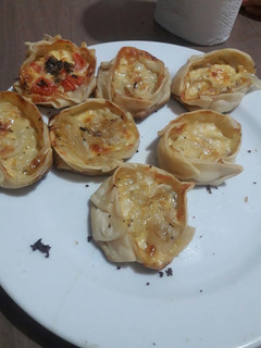 Una foto de Canastitas caprese y cebolla y queso