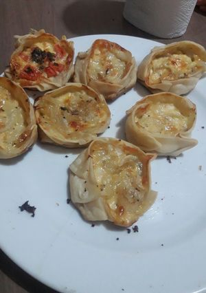 Una foto de Canastitas caprese y cebolla y queso