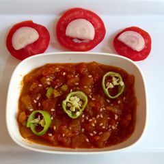 A picture of Tomato and onion chutni.