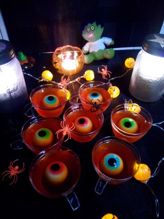Una foto de Vasitos de gelatina con ojos!