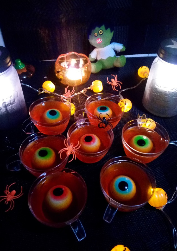 Una foto de Vasitos de gelatina con ojos!