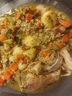 Una foto de Ensopadito de verduras con mini fideitos y pollo 💯
