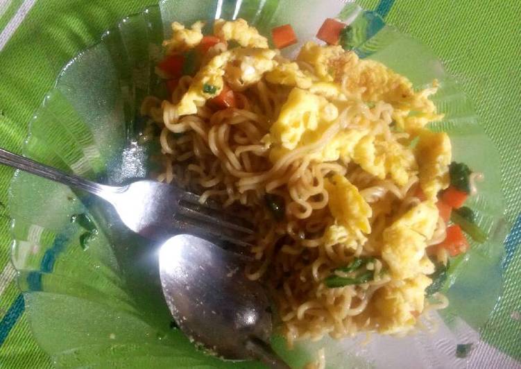 Indomie goreng. wortel. saw I. telur