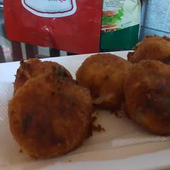 A picture of Potato cheese balls.