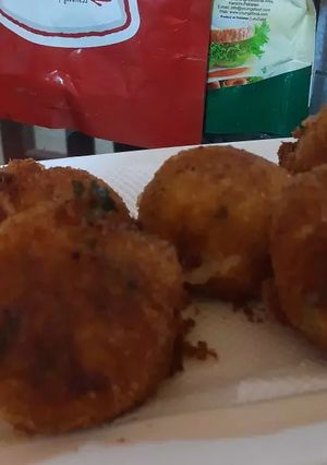 A picture of Potato cheese balls.
