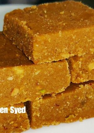 A picture of Gud papdi (wheat jaggery dry fruit barfi).