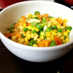 A picture of My Buttered Sweetcorn and peas sidedish. 😘.