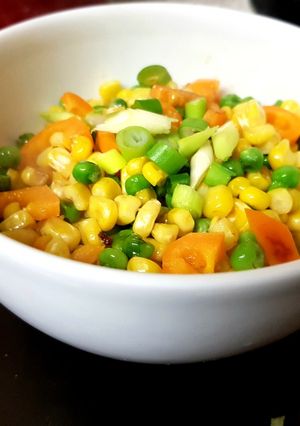 A picture of My Buttered Sweetcorn and peas sidedish. 😘.