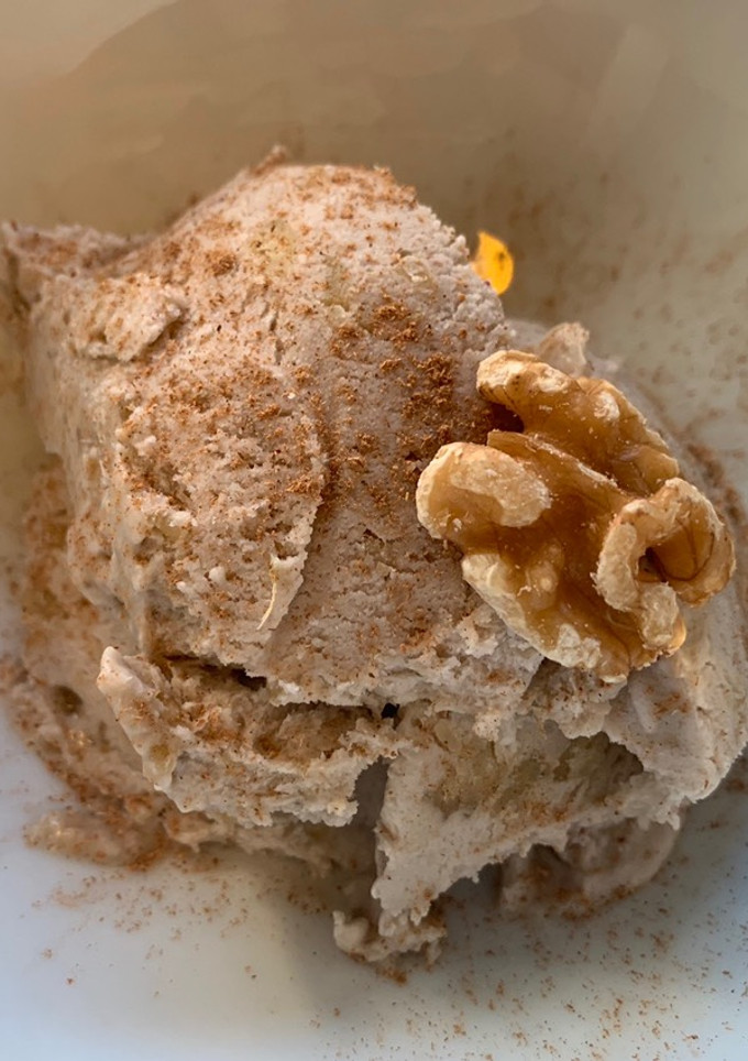 Una foto de Helado de plátano y nueces