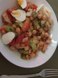 Una foto de Ensalada de garbanzos