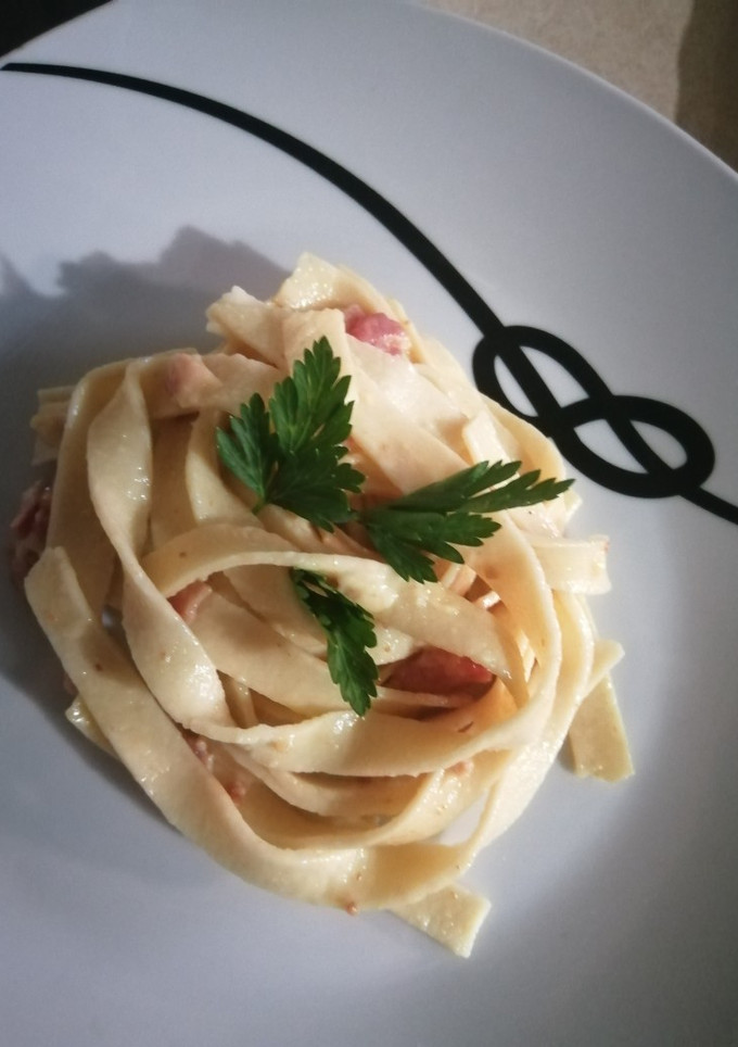 Una foto de Tallarines a la carbonara