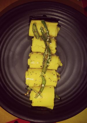 A picture of Khandvi.