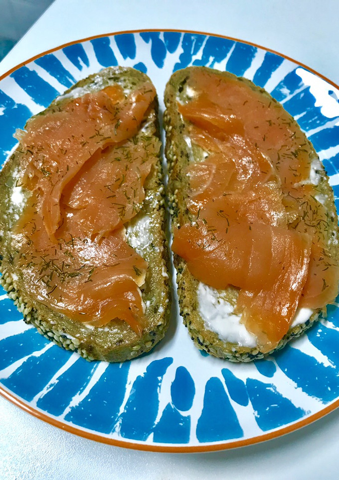 Una foto de Una rebanada de pan con "all i oli"y salmón