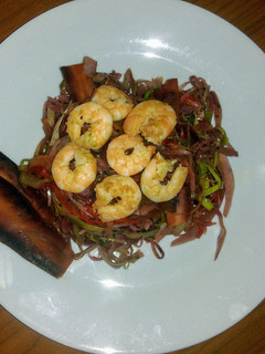 Una foto de Wok de verduras y salteado de langostinos