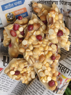 शेंगदाणा दाळवा चिक्की (shengdana dalva chikki recipe in marathi) रेसिपी चे मुख्य फोटो