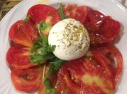 Una foto de ensalada burrata y tomate