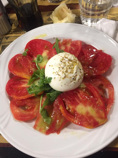 Una foto de Ensalada de tomate 🍅 y burrata 😜