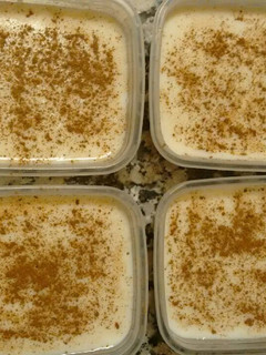 Una foto de Postre de cuajada con nata
