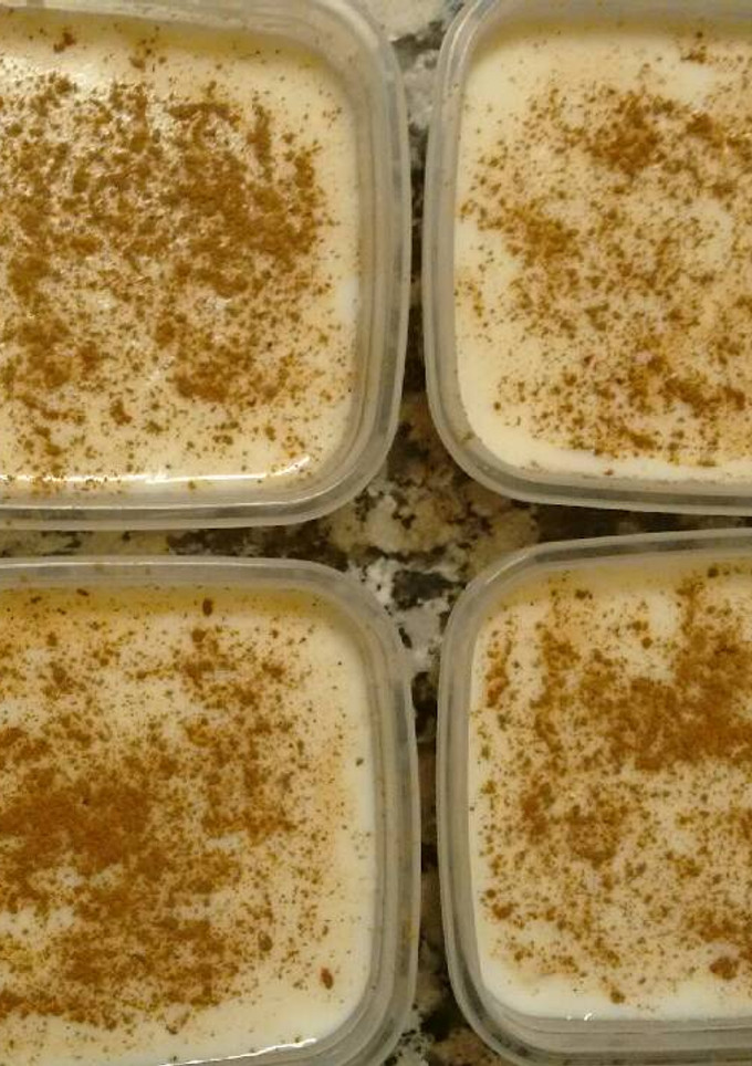 Una foto de Postre de cuajada con nata