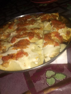 Una foto de Canelones de pollo, acelga con salsa blanca y tomate triturado
