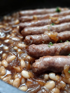 Una foto de Salchichas encebolladas en cerveza negra con fessolets