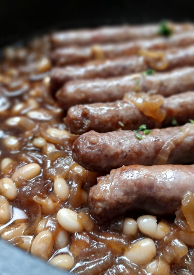 Una foto de Salchichas encebolladas en cerveza negra con fessolets