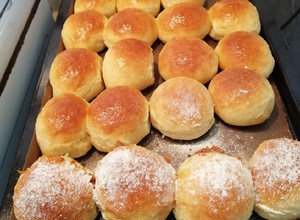 Una foto de Pan de leche, mantequillas
