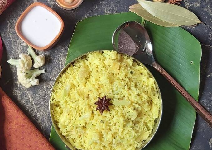 Caulipu Thengaipal sadam/ Cauliflower Rice in Coconut Milk