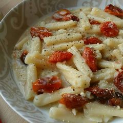 A picture of Vickys Creamy Garlic Pasta with Roasted Tomatoes GF DF EF SF NF.