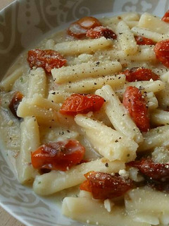 A picture of Vickys Creamy Garlic Pasta with Roasted Tomatoes GF DF EF SF NF.