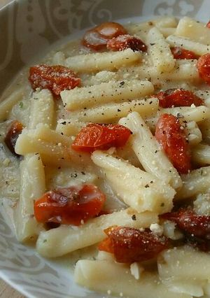 A picture of Vickys Creamy Garlic Pasta with Roasted Tomatoes GF DF EF SF NF.