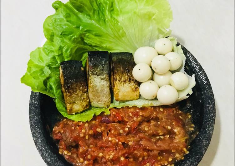 Sambal terasi,lalapan terong dan daun romaine