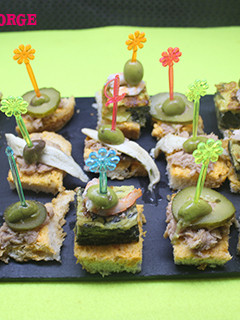Una foto de Pinchos de tortilla de acelgas y manzana