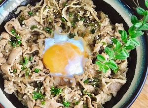 Hình của món Cơm bò Gyudon (bò xào hành tây kiểu Nhật).