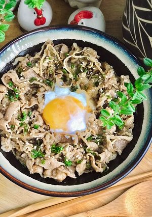 Hình của món Cơm bò Gyudon (bò xào hành tây kiểu Nhật).