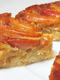 Una foto de Tarta invertida de manzana en sartén essen