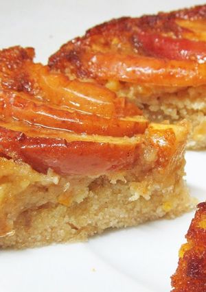 Una foto de Tarta invertida de manzana en sartén essen