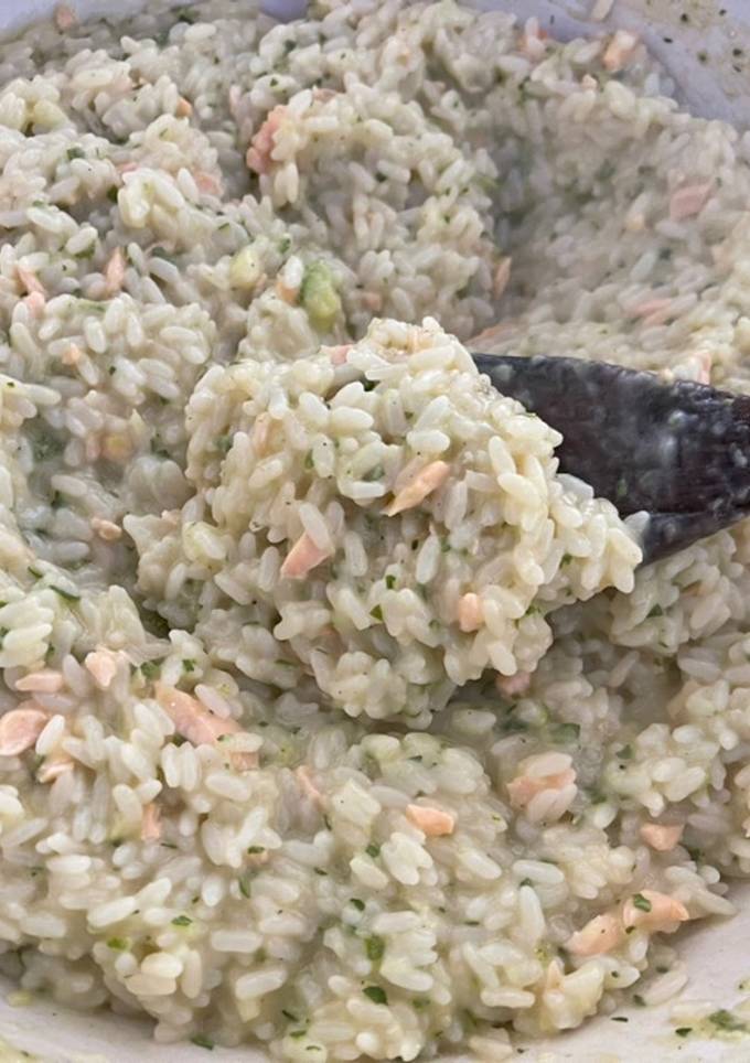 Ricetta Risotto al pesto di zucchine con salmone affumicato di Greta ... Ricetta Risotto al pesto di zucchine con salmone affumicato di Greta ...