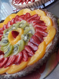 Una foto de Tarta frutal🍓🥝🍑