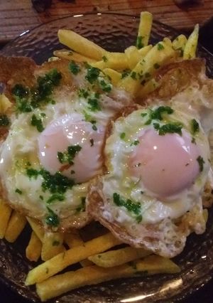 Una foto de Papas fritas con perejil